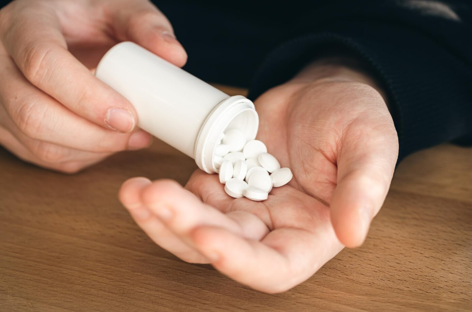 Close-up of white tablets, representing open-label placebos and expectation-driven relief.